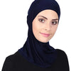 Une femme portant un hijab et un foulard bleu foncé sur un fond blanc.