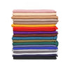 Pila de pañuelos de hijab de jersey premium doblados en varios colores sólidos como beige, naranja, rojo, morado, azul y verd