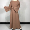 Une longue robe abaya taupe fluide avec une ceinture, présentée sur un fond clair.