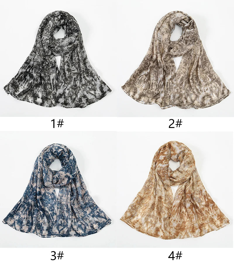 Vier Farbvarianten eines eleganten floralen Viskose-Hijab-Schals in verschiedenen Tönen, darunter schwarz, beige, blau und br