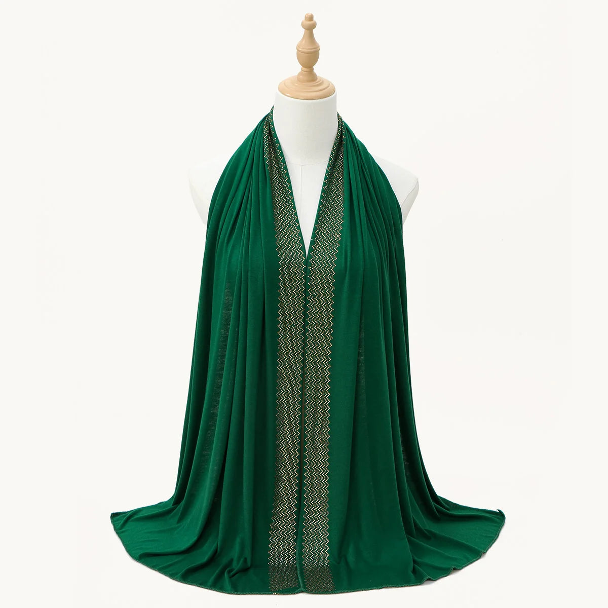 Tiefgrüner Chiffon-Hijabschal mit funkelndem Strass-Verzierung auf einem Mannequin.