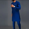 Un homme portant un costume de mariage musulman traditionnel africain bleu royal avec broderies dorées et pantalon assorti.