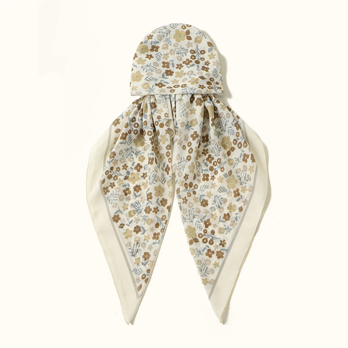 Beige floral gemusterte Voile-Hijab-Kopftuch, gebunden und um den Hals drapiert.