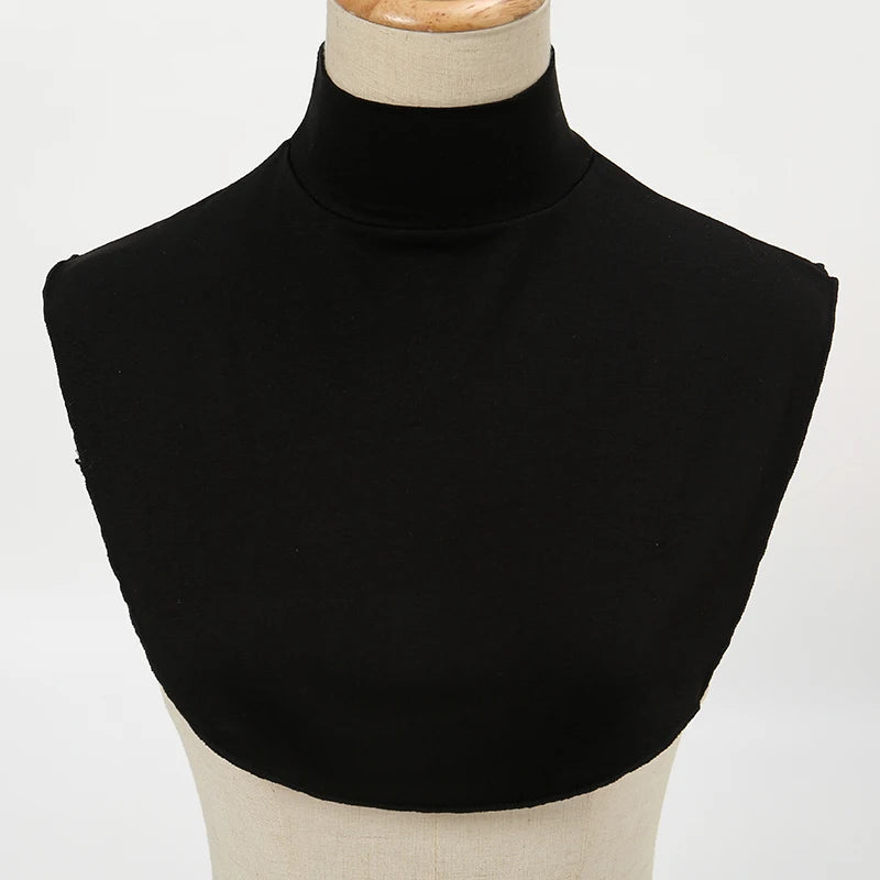 Schwarzes elegantes Rollkragen-Turtleneck-Oberteil auf einem Mannequin.