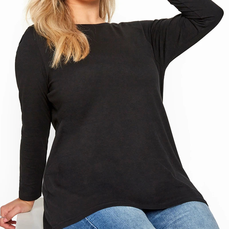 Une femme portant un élégant t-shirt en coton noir à manches longues.