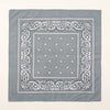 Écharpe en coton grise carrée avec des bordures en paisley blanc complexe et un motif central de petites formes de goutte d'e