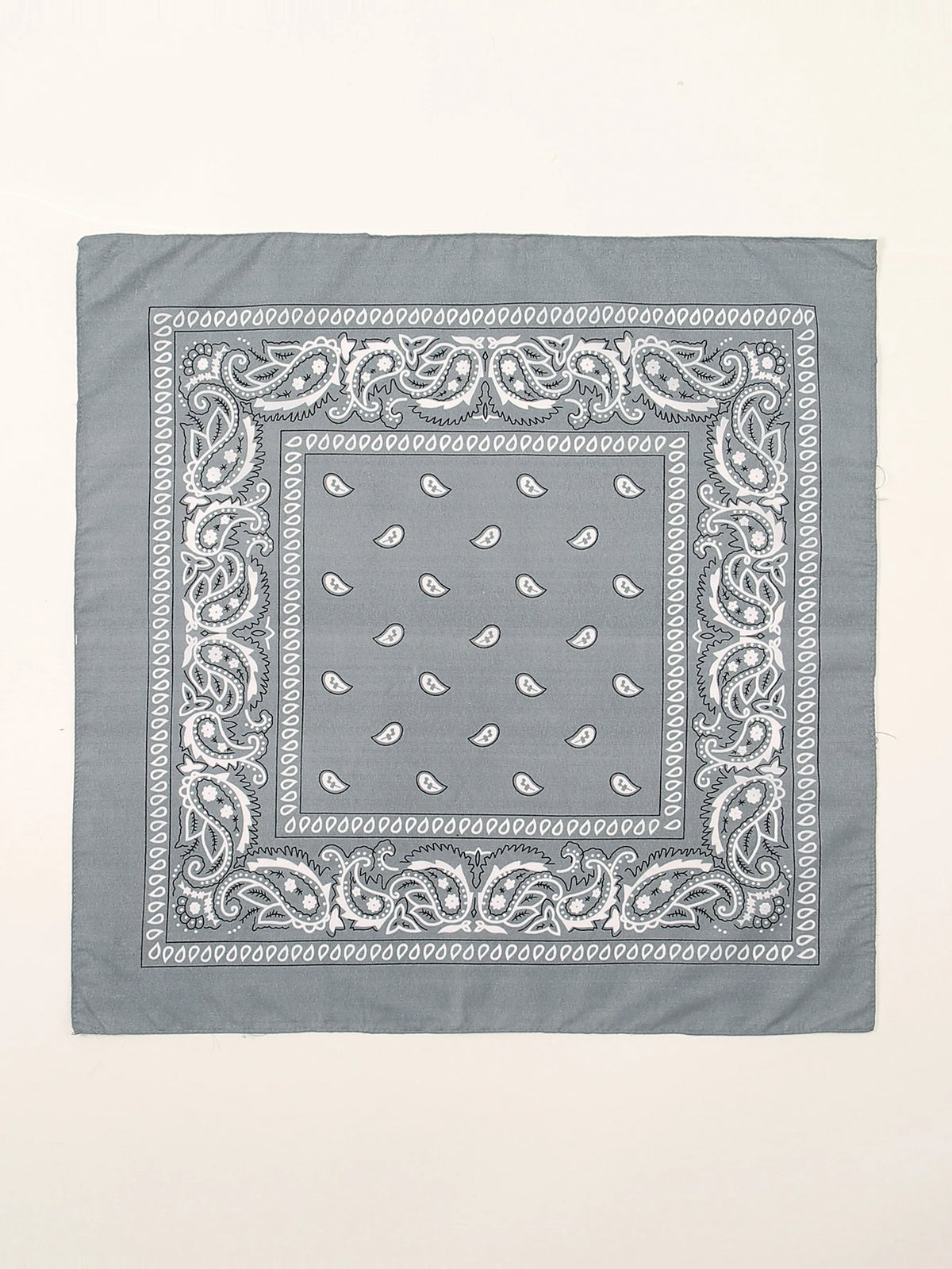 Écharpe en coton grise carrée avec des bordures en paisley blanc complexe et un motif central de petites formes de goutte d'e