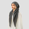 Une femme modélise un châle hijab gris modal avec des embellissements en diamant et un haut blanc.
