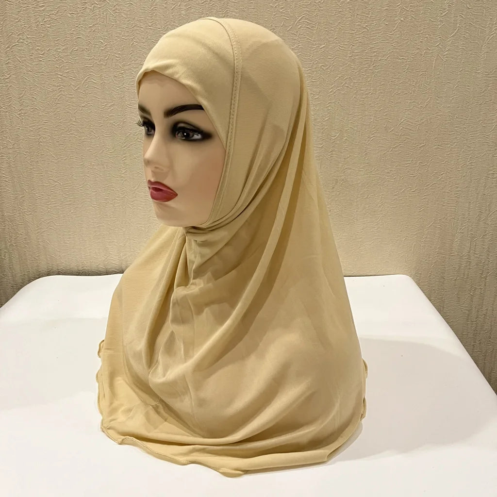 Un chal de hijab beige para niños drapeado sobre un maniquí