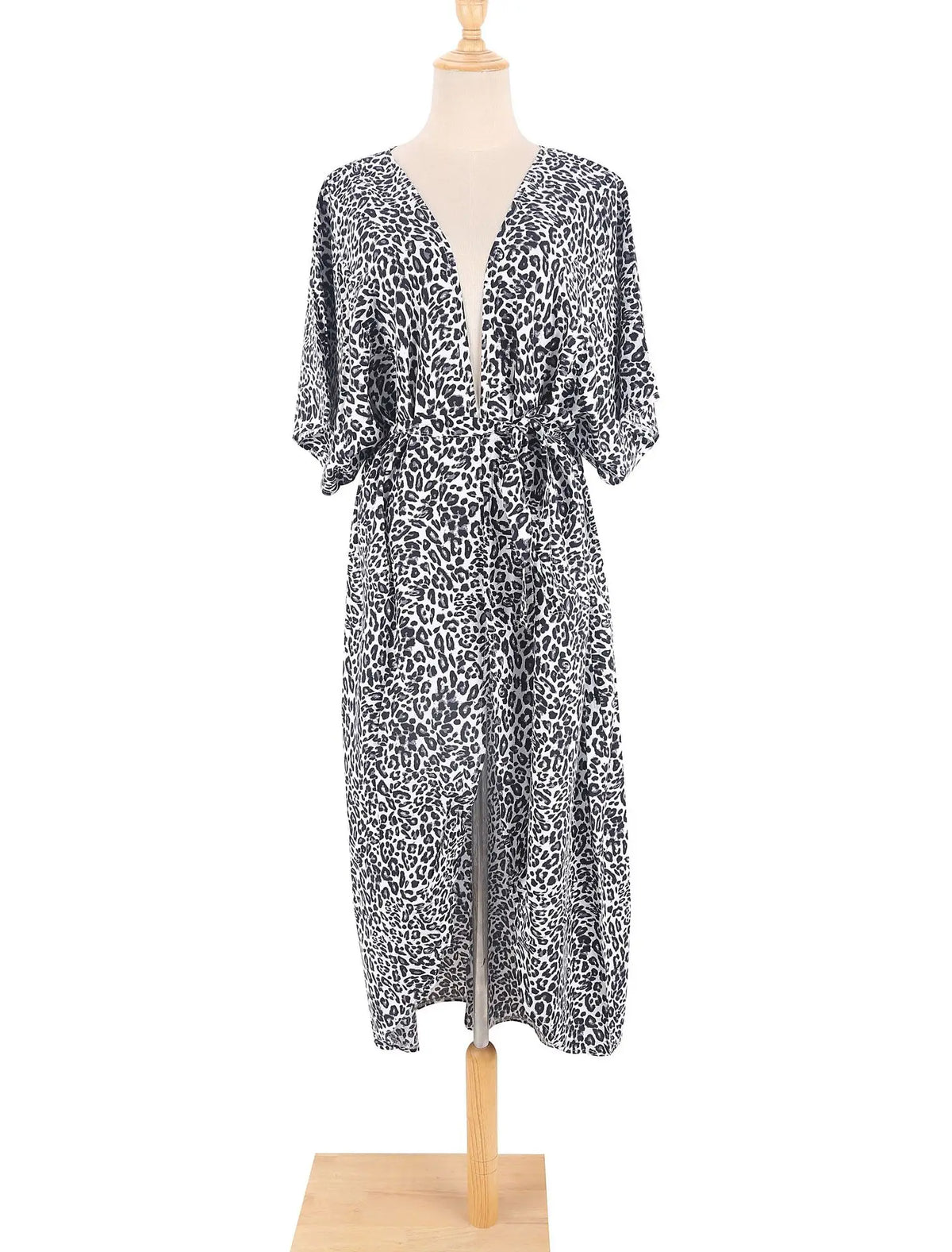 Schwarz-weißes Leopardenmuster Sommer-Strandkimono-Kleid auf einem Mannequin.