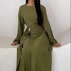Une femme portant une élégante abaya à cordon vert olive uni.