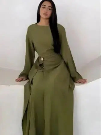 Une femme portant une élégante abaya à cordon vert olive uni.