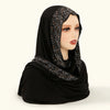 Schwarzer Luxus-Rhinestone-Hijabschal über Kopf und Schultern eines Mannequins.