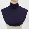 Elegantes marineblaues Rollkragen-Shirt in Modal-Stoff auf einem Mannequin.