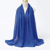 Fließender königsblauer Chiffon-Hijabschal um den Hals einer Mannequin.
