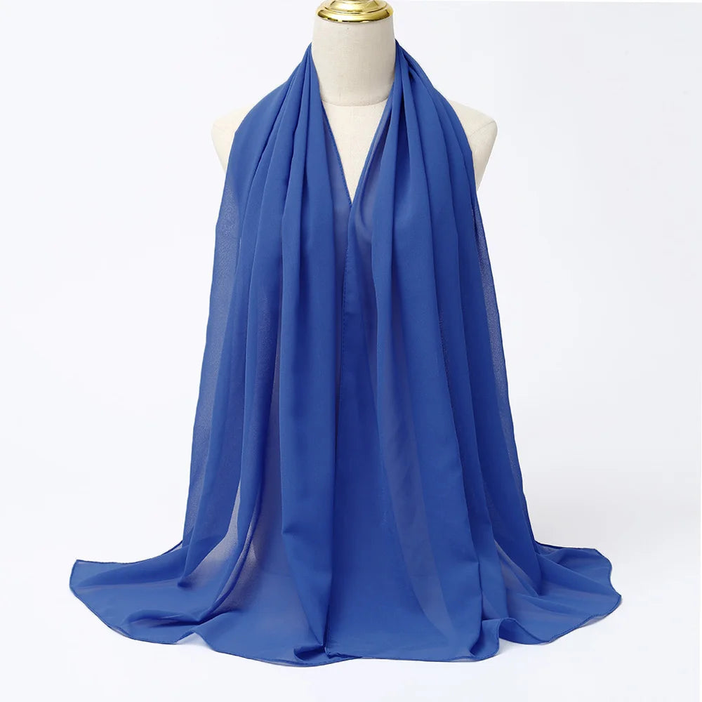 Fließender königsblauer Chiffon-Hijabschal um den Hals einer Mannequin.
