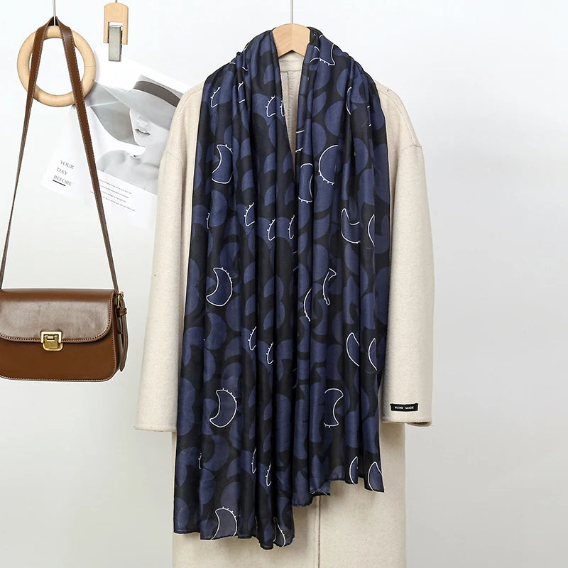 Dunkelblaue, bescheidene Hijab-Schal mit weißer Aquarell-Blumenmuster über einem beige Top