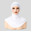 Gorro elegante y completo de color blanco con cinta para atar, mostrado en el cuello de un maniquí.