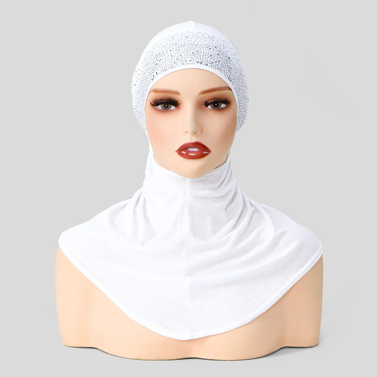 Gorro elegante y completo de color blanco con cinta para atar, mostrado en el cuello de un maniquí.