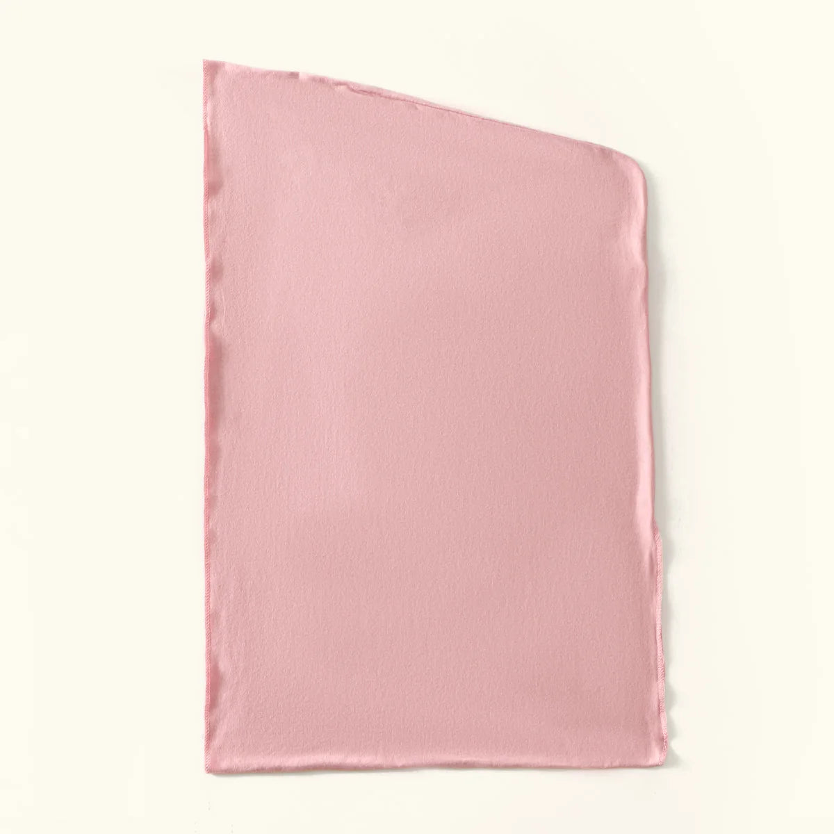 Tissu de foulard instant modal de couleur rose poudré, plié soigneusement.