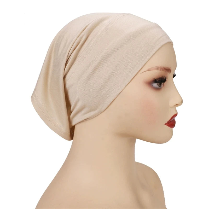 Bonnet de hijab de algodón elástico suave y modal beige puesto en un maniquí.