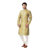 Un homme portant une tunique ou kurta à motif floral jaune.