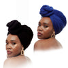 Eine Frau modelliert einen tiefblauen Turban-Schal aus einfachem Baumwolljersey