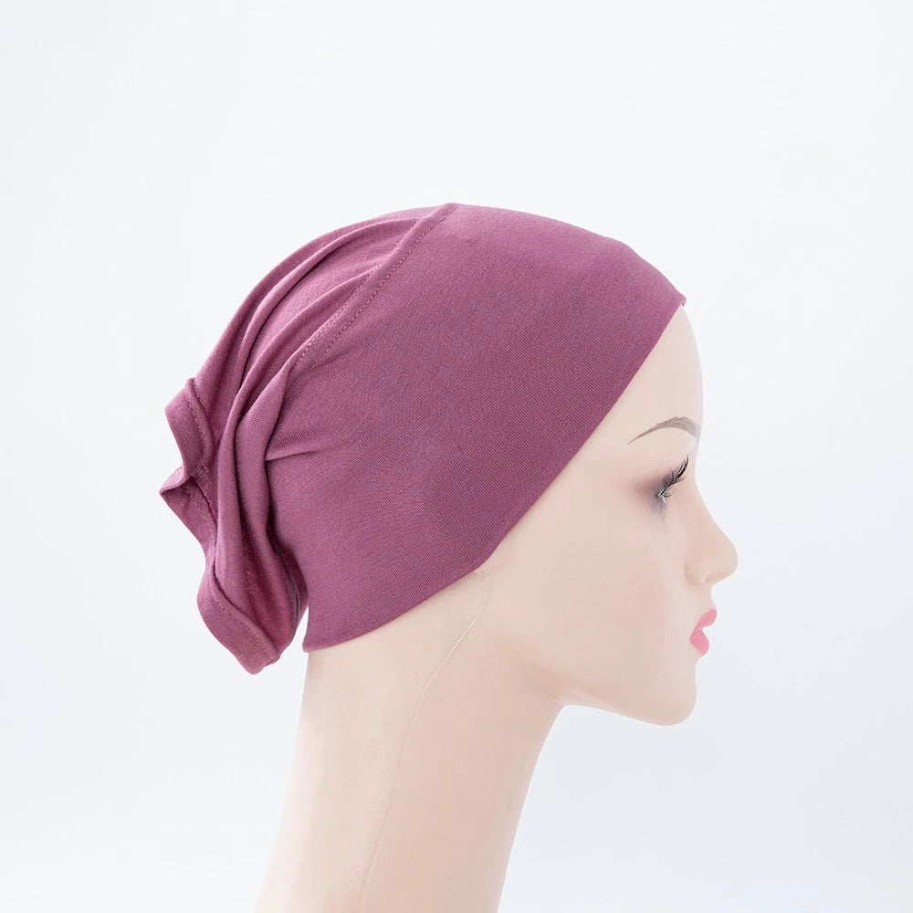 Mauve Bambus-Jersey-Turban-Kappe auf einem Mannequin-Kopf.