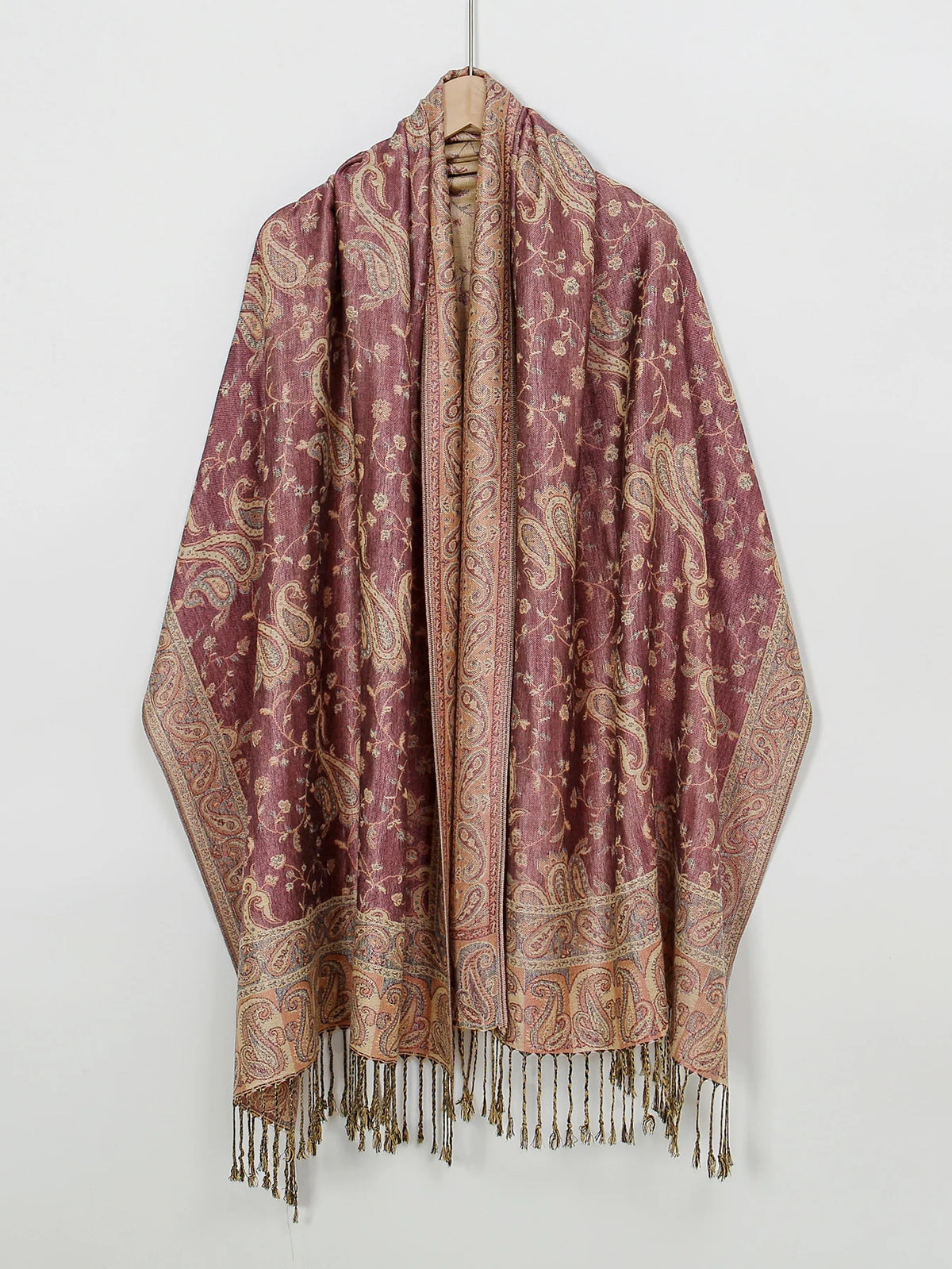 Una bufanda vintage con bordado paisley en malva oscuro y dorado con bordes fruncidos.