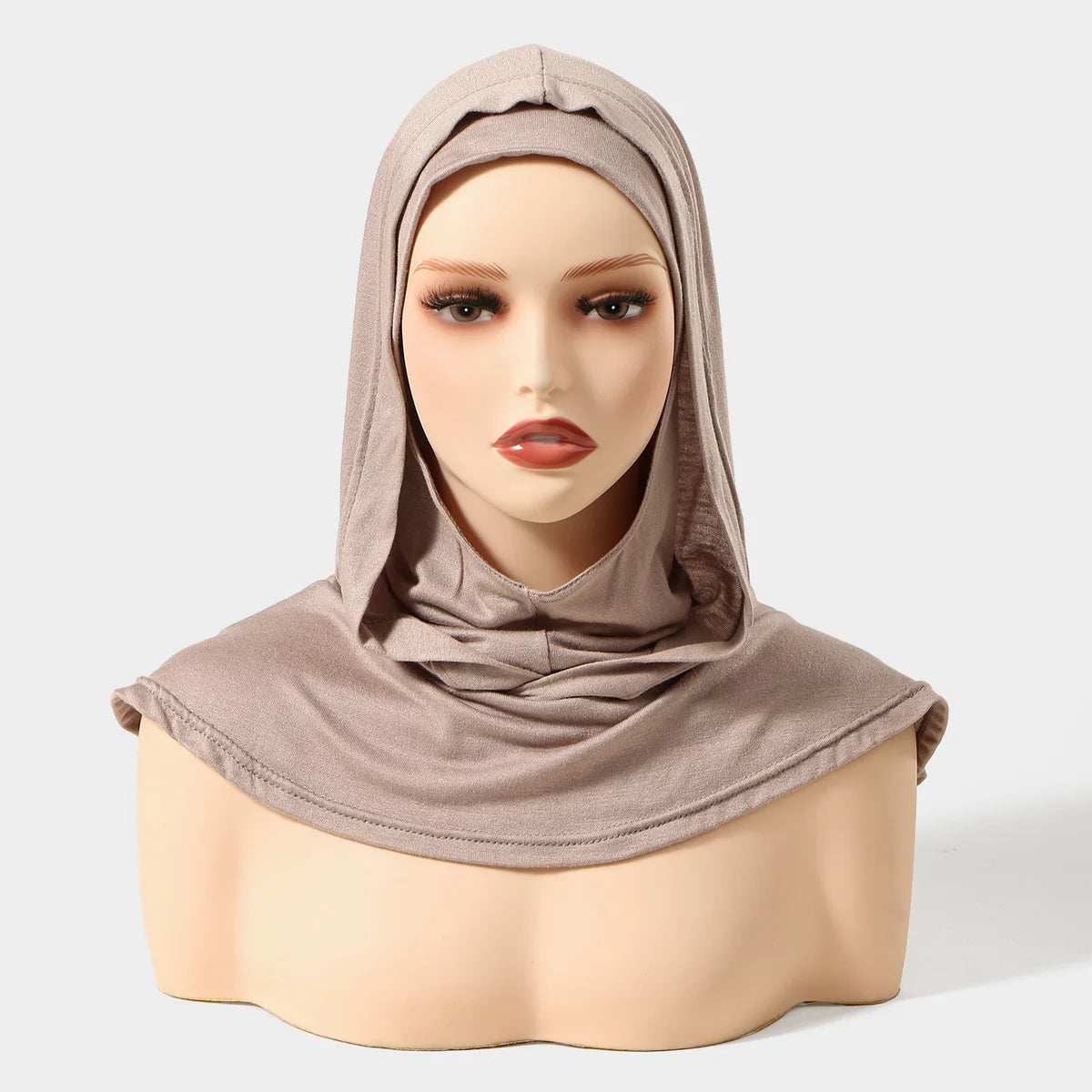 Bonnet hijab instant beige à double couche présenté sur un mannequin de tête.