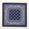 Foulard en coton bleu marine avec des motifs floraux et paisley blancs complexes.