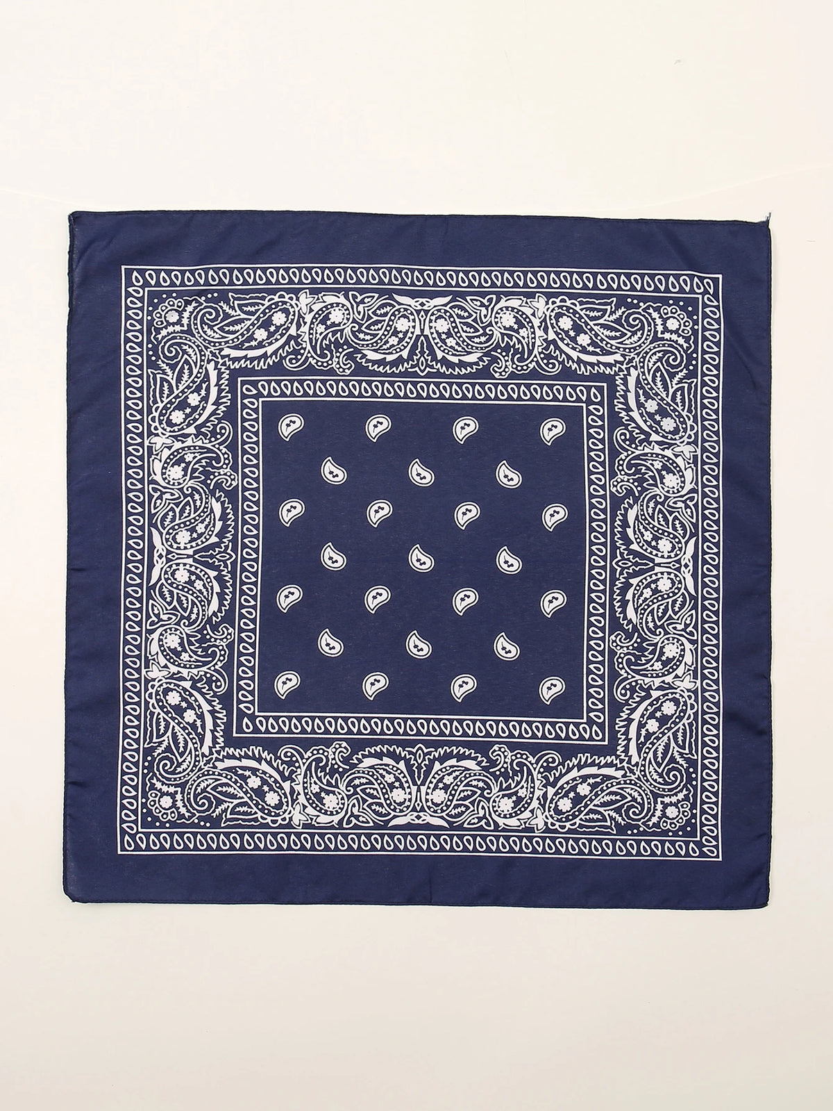 Foulard en coton bleu marine avec des motifs floraux et paisley blancs complexes.