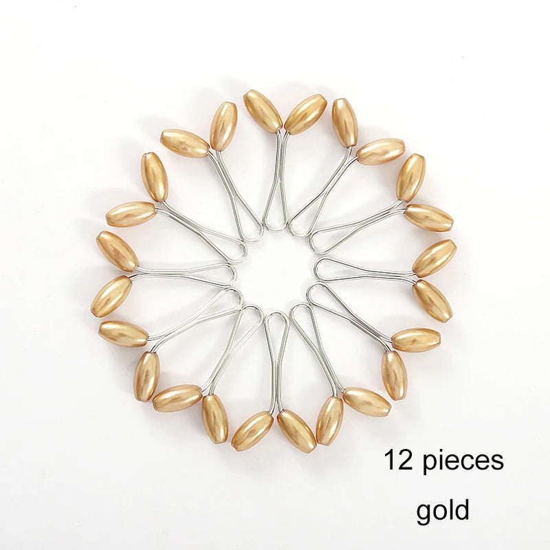 Catorce pines para pañuelos de perlas doradas antideslizantes dispuestos en patrón circular.