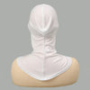 Weißer weicher Turban-Hijab-Kappe auf beigem Mannequin.