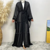 Cardigan abaya negra transparente con forro blanco y cuentas plateadas, sobre fondo blanco.