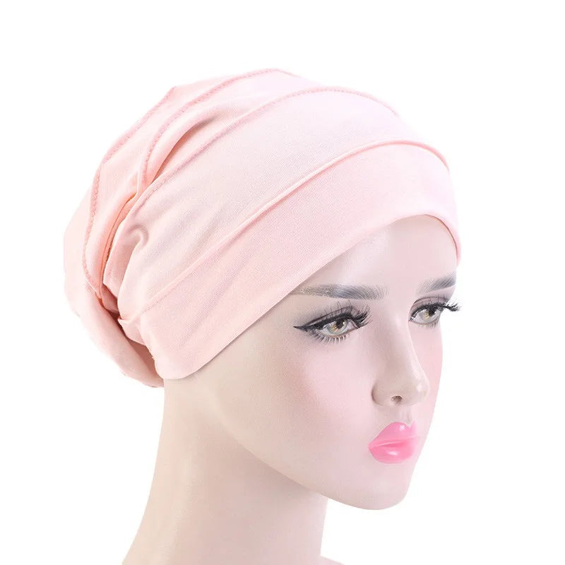 Hellrosa Stretch-Baumwoll-Beanie-Turban-Mütze auf einem Mannequin-Kopf