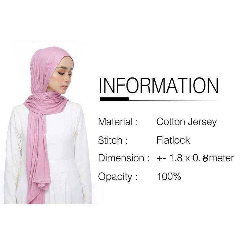 Eine Frau trägt einen rosa Baumwoll-Jersey-Instant-Hijab-Schal um ihren Kopf und Hals.