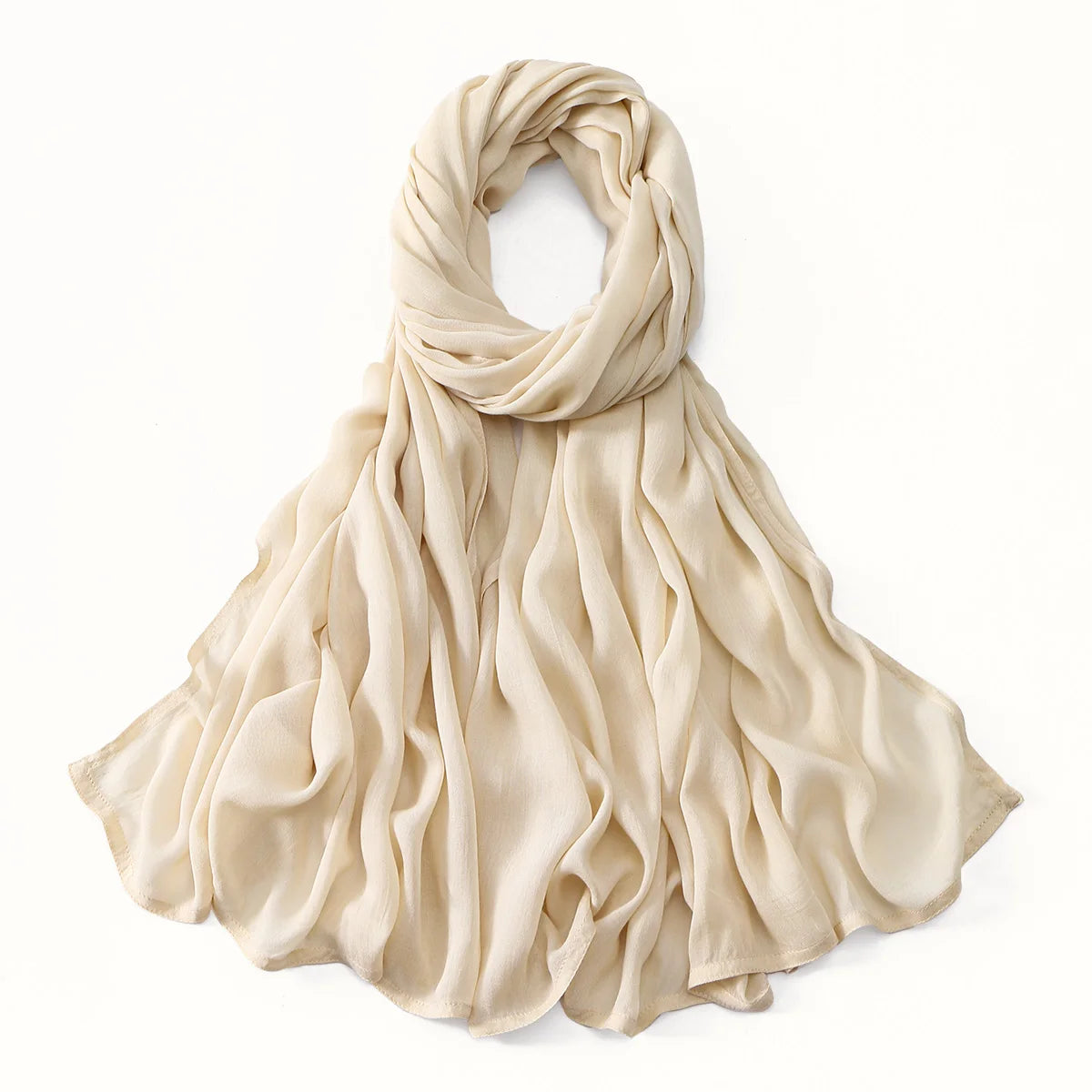 Fließender, beige Viskose-Hijab elegant um den Hals und die Schultern drapiert.