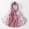 Foulard hijab en rayon rose pâle, drapé élégamment.