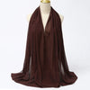 Dunkelbraner Chiffon-Hijabschal über dem Hals eines Mannequins drapiert.