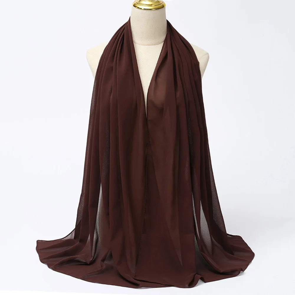 Dunkelbraner Chiffon-Hijabschal über dem Hals eines Mannequins drapiert.