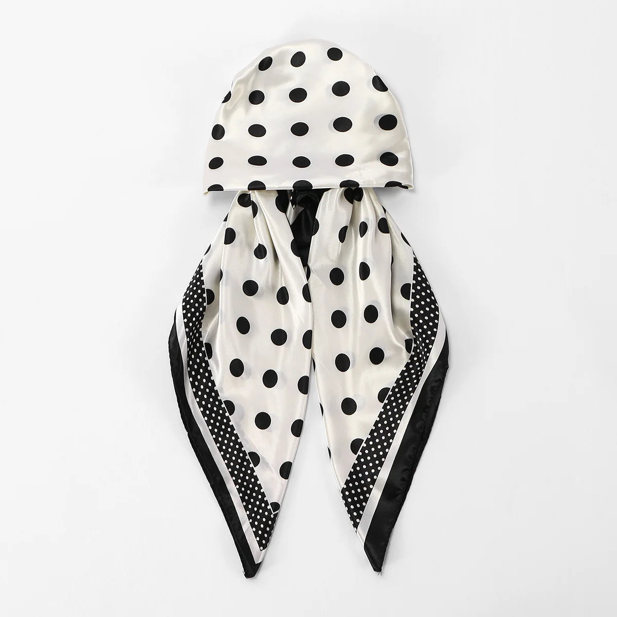 Satin-Seidiges Sofort-Hijab-Schal mit weißem Hintergrund und schwarzen Polkadotten sowie schwarzem Rand.