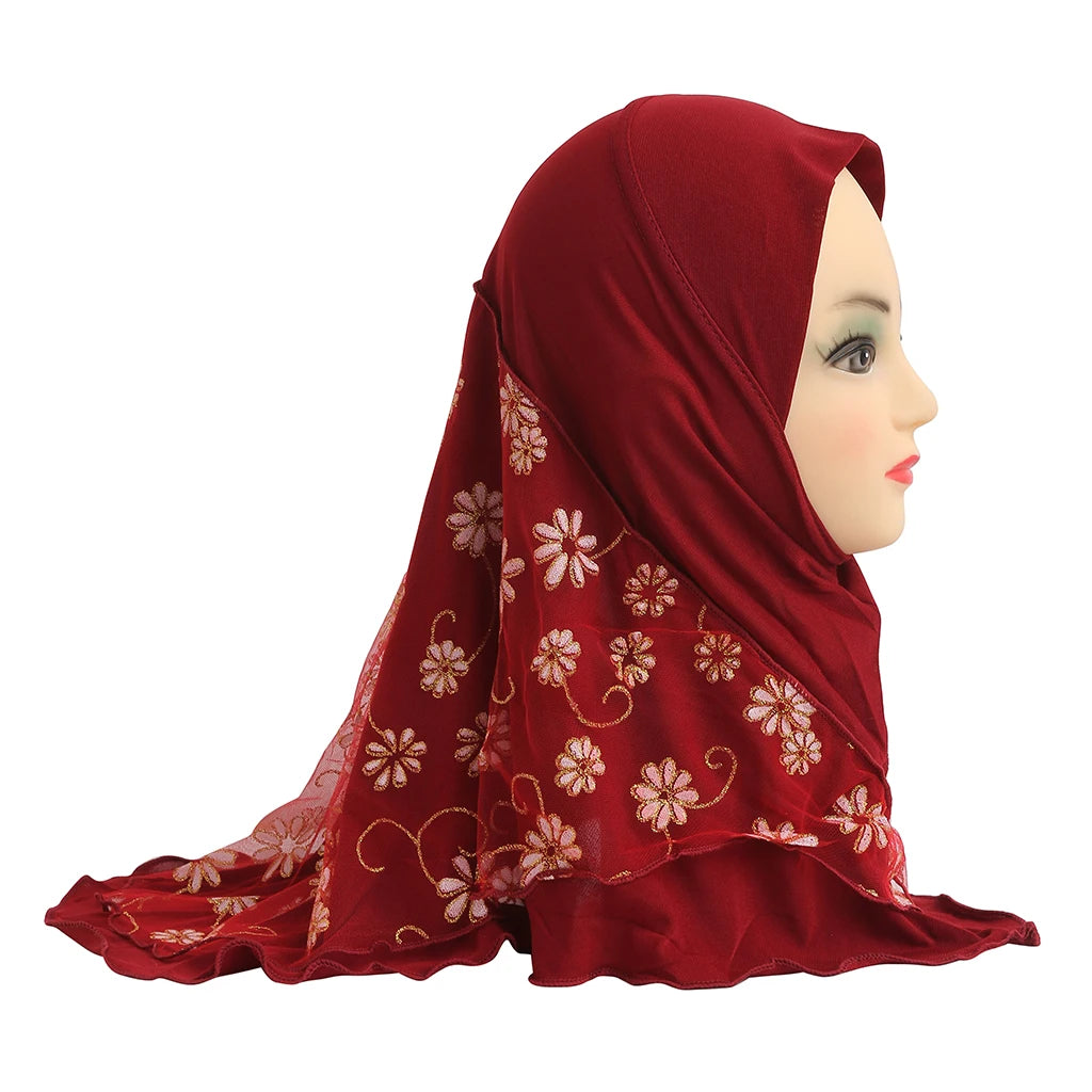 Maroon blumiges Netz-Hijab-Cap auf einem Mannequin-Kopf.