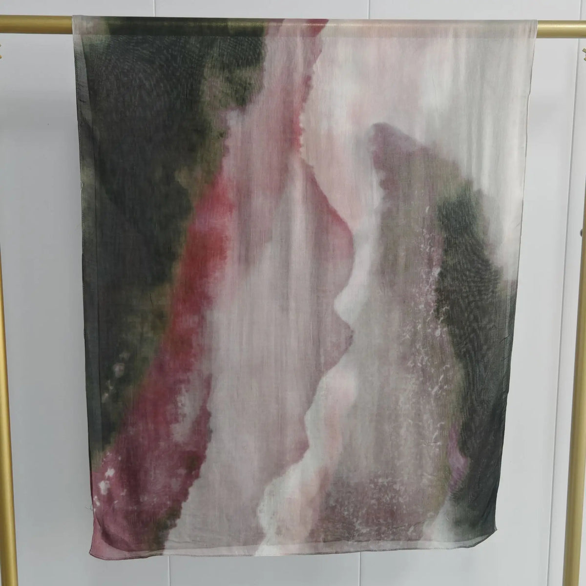 Vertikaler Stoffschal mit Aquarell-Abstrakt in Rosa, Weiß und Dunkelgrau.