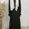 Lange, schwarze, fließende Abaya-Kaftan für Frauen mit weißem, drapiertem Schal.