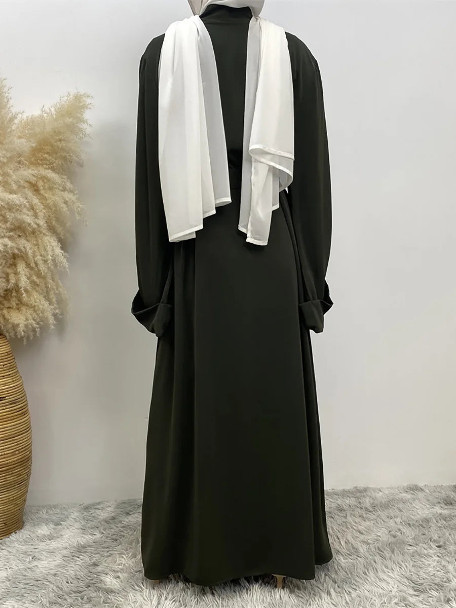 Lange, schwarze, fließende Abaya-Kaftan für Frauen mit weißem, drapiertem Schal.
