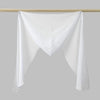Un chal de hijab de gasa blanca drapeado sobre una varilla de madera.