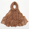 Écharpe châle en rayon crinkle marron terreux drapé pour femmes.