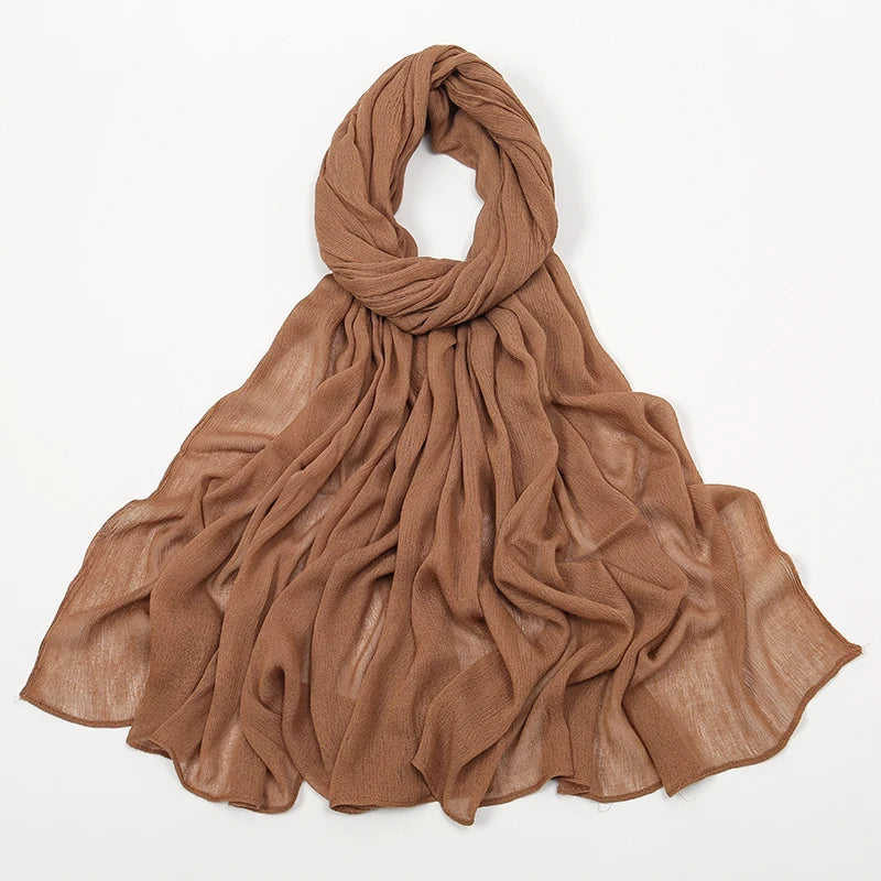 Écharpe châle en rayon crinkle marron terreux drapé pour femmes.