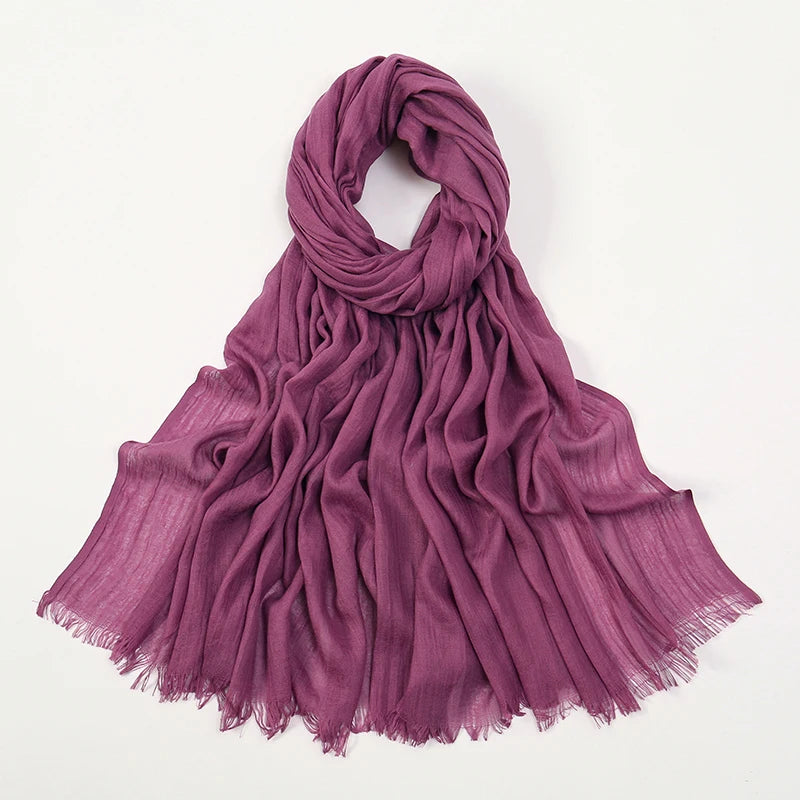Pañuelo de hijab de bambú color malva profundo, drapeado elegantemente.